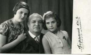From left to right: Eugenia Dumes; Moisey Dumes; Olga Dumes (1963)
