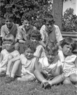 Bottom to top:

1st row Mildred Dumes, Ruthie Fishman

Zimbler, Stan Dumes, Dora Lieberman

2nd row Libby Dumes Gluck

3rd row Melvin Shapiro, Sonny Dumes, Stan Shapiro



 (~1930)