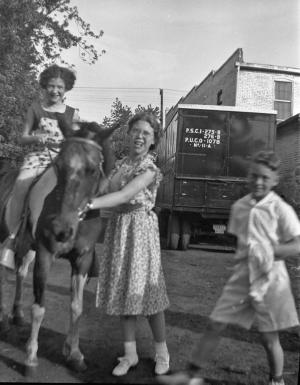 Is that Norma Dumes Bear on the pony?, Mildred Dumes in the middle, Stan Dumes on right.  The pony is Nellie and belonged to Stan Dumes.

 (~1936)